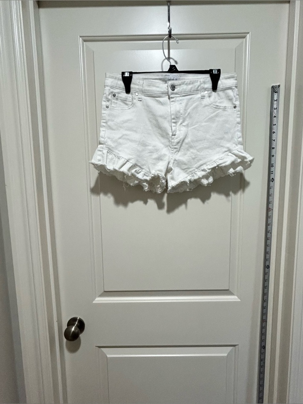 Celebrity Pink women’s size 11/30 White Ruffle Hem Denim Shorts. LIKE NEW.